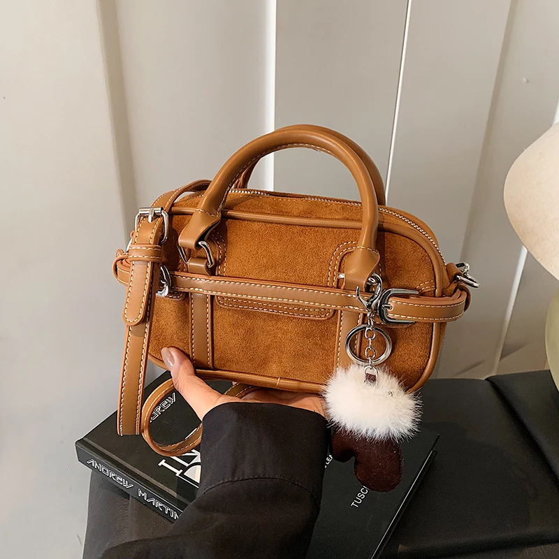 2025-tendencias-retro-camurca-feminina-boston-saco-fivela-de-metal-decoracao-peludo-pingente-bolsa-pequena-capacidade-casual-diario-axilas-saco