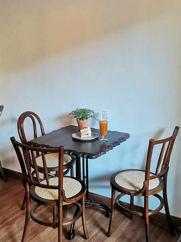 Retro coffee shop table and chair combination, American dessert bakery, milk tea shop, Western restaurant, solid wood commercial