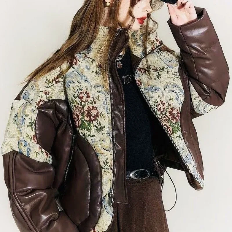 เสื้อแจ็คเก็ตขนเป็ดสำหรับผู้หญิง ลายปักแบบแจ็คการ์ด แต่งหนัง PU แบบต่อผ้า ทรงครอป สีขาว บุด้วยขนเป็ดขาว อุ่นหนา เหมาะสำหรับฤดูหนาว