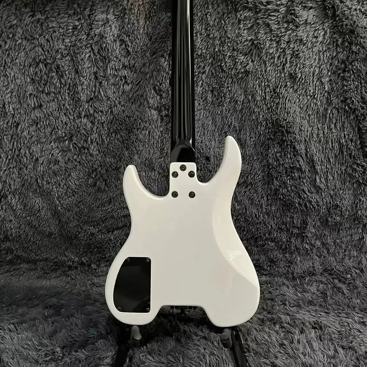 جيتار بدون رأس، جسم، لون أبيض، جسر فلويد روز تريمولو، جيتار مكون من 6 أوتار، نسخة شتاينبرجر