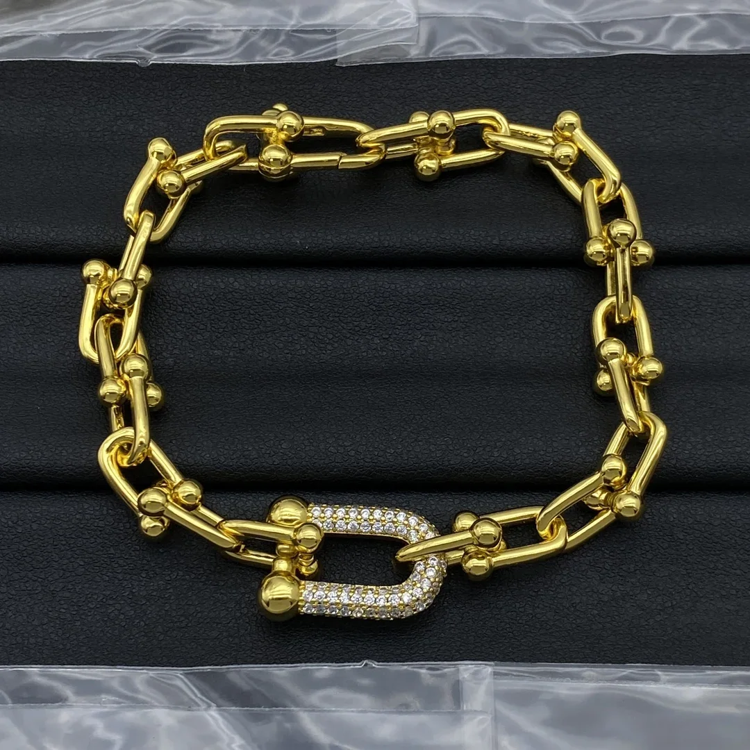 

2025 nueva pulsera hueca en forma de U áspera y loca, suspensión de oreja moderna y versátil, informal y de alto lujo