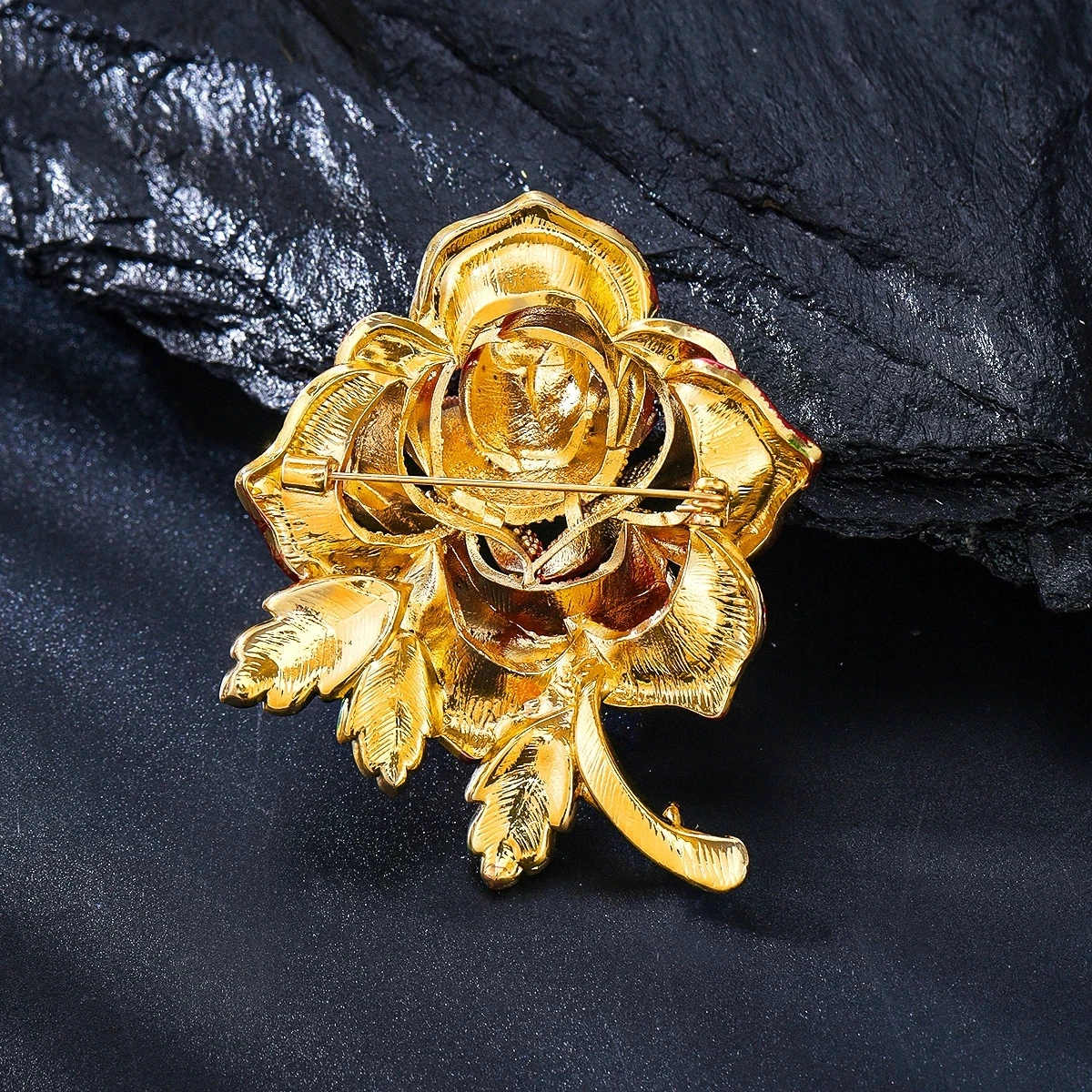 

Новая изысканная брошь в виде розы тяжелой промышленности с универсальным темпераментом для женской одежды и аксессуаров в виде цветов на груди.