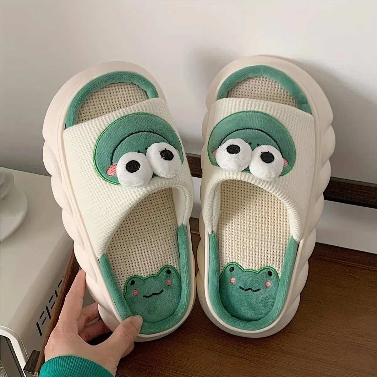 Donne Cartoon Frog pantofole inverno caldo Indoor Home Slides lino suola spessa coppia pantofola camera da letto scarpe antiscivolo sandali