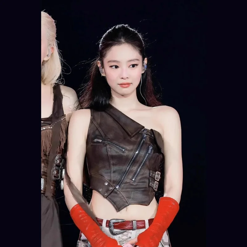 

Индивидуальный пикантный стиль девушки, пение, концерт, искусственная кожа, топ на бретелях с наклонными плечами, нерегулярный базовый топ, костюм для джазового танца