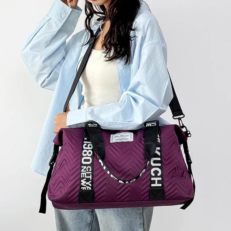 Le sac à dos de couleur neutre convient aux bagages des étudiants lors de vivre à l'école ou pour les voyages d'affaires à court terme.