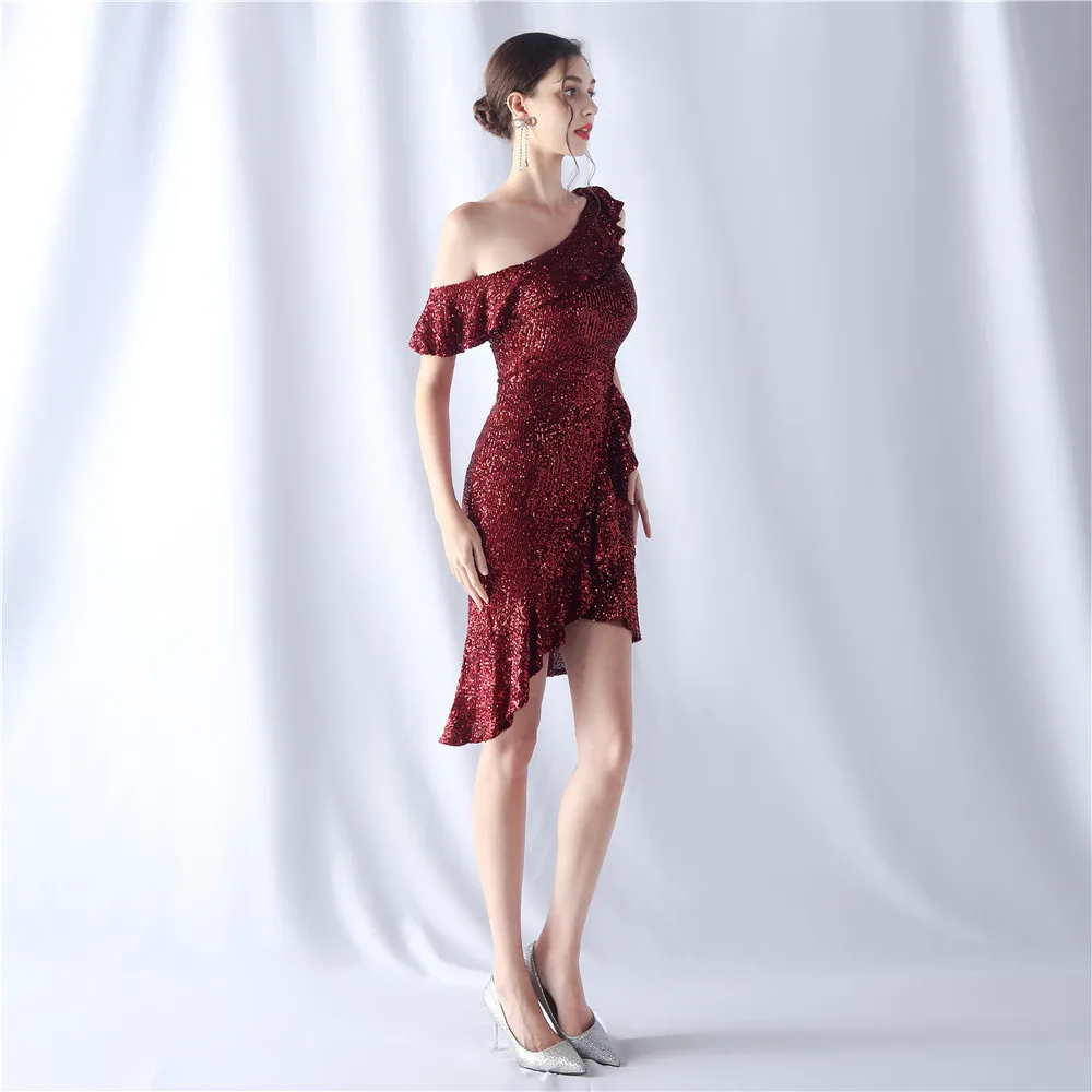 Weinrotes kurzes Party-Abendkleid im Feenstil mit bunten Pailletten für festliche Versammlungen. Modisches, elegantes Damenkleid