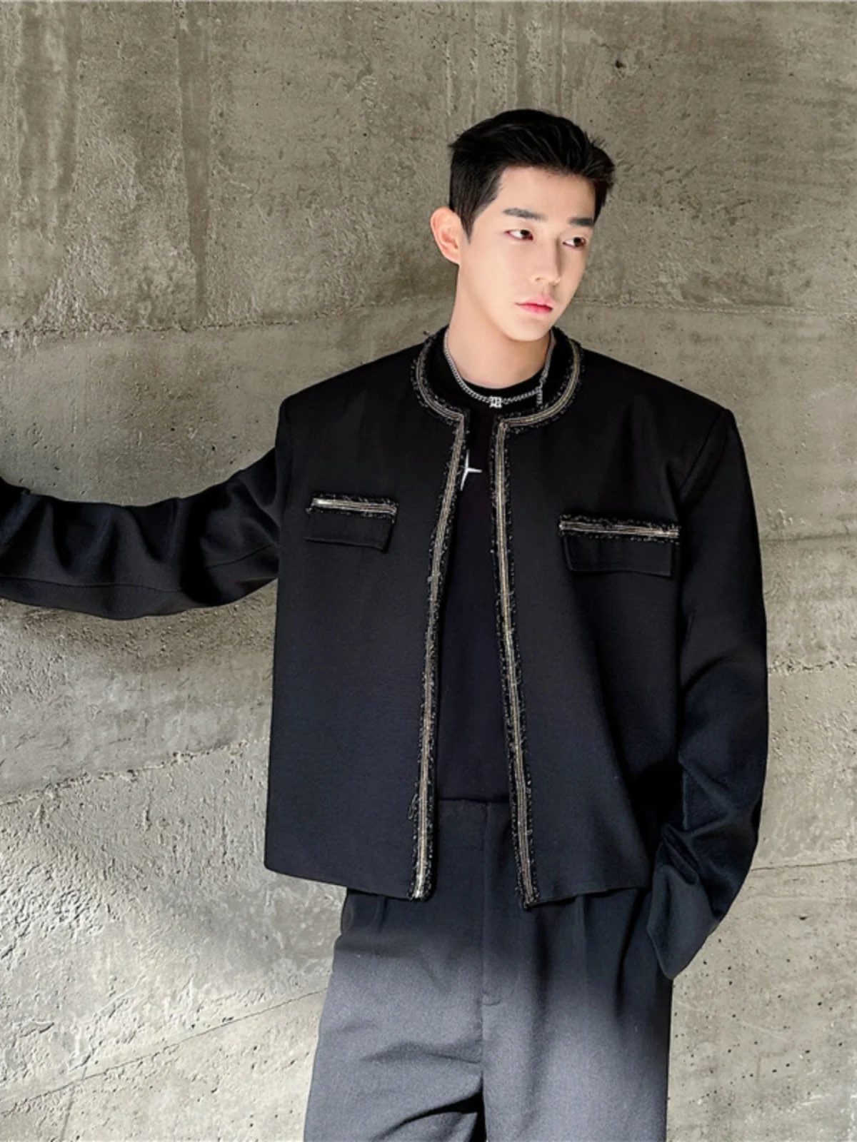 

Весенняя новинка: мужская футболка с круглым вырезом, декоративной отделкой из шелковой нити, модная, молодежная, из полиэстера, немнущаяся