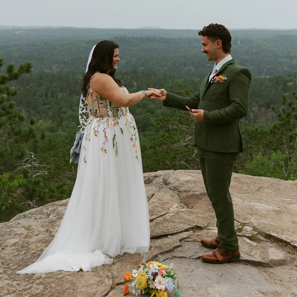 刺繍カラフルなブライダルドレスノースリーブ V ネックオープンバックブラシトレイン特大カスタマイズされた私奔結婚式の花のドレス
