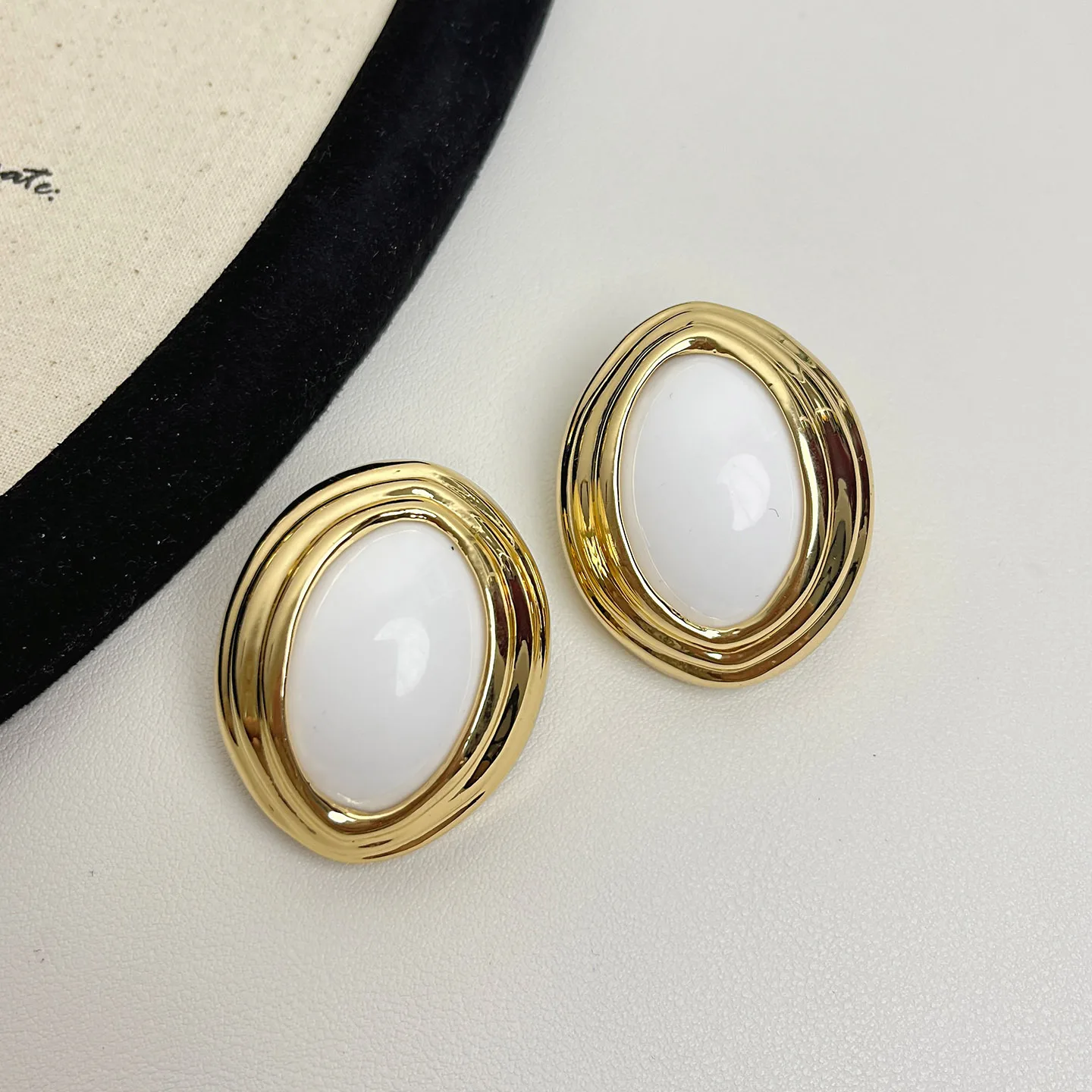 

Винтажные черно-золотые овальные серьги во французском стиле для женщин с многослойным металлическим декором, создающим ощущение роскоши, универсальные и элегантные серьги.