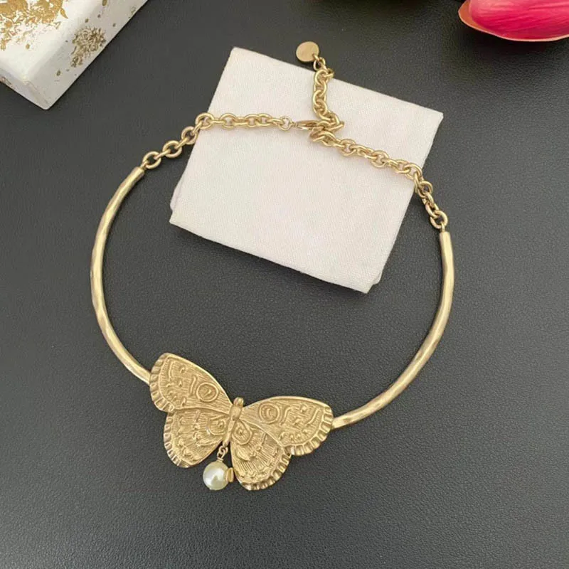 

Fashion Elegant Golden Butterfly Pearl Necklace For Women High End Versatile Matte Texture Clavicle Chain New Year Gift New 2024