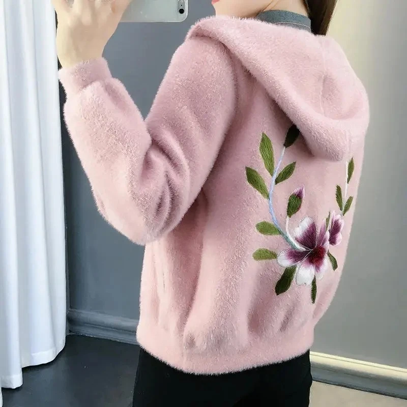 Giacca di lana addensata con cappuccio 2023 nuovo maglione ricamato donna imitazione visone lavorato a maglia Cardigan corto cappotto donna giacca di pelliccia