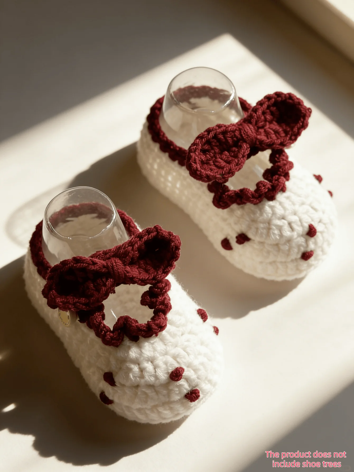1 Paar handgefertigte gehäkelte Babyschuhe für Mädchen, weiß mit roter Schleife und Punkten, gestrickte Säuglingsschuhe – Detail 3