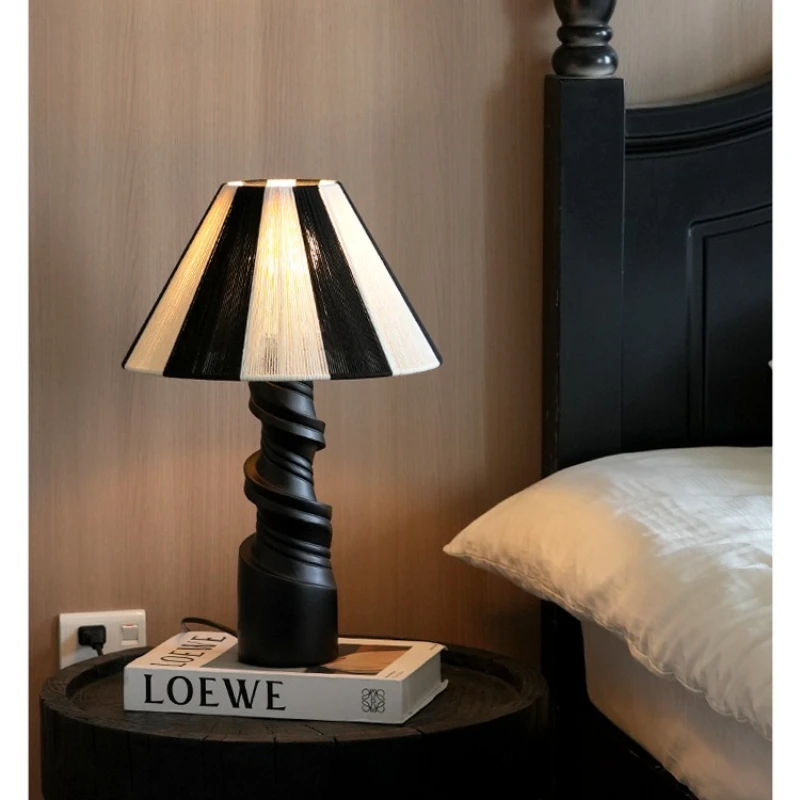 

Средневековая настольная лампа из цельного дерева, креативная ретро-прикроватная лампа для спальни, новая китайская учебная кровать и украшение для завтрака