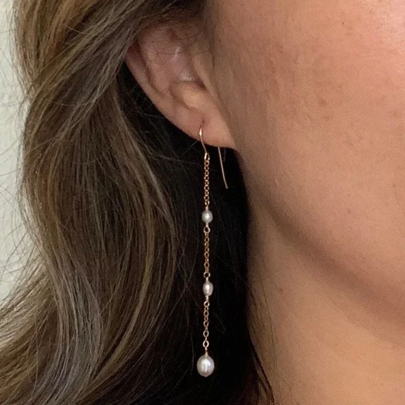 Pendientes de perlas delicados Pendientes de novia rellenos de oro de 14 quilates Pendientes largos de perlas de agua dulce Joyería de boda