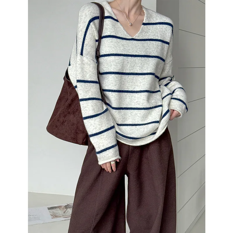 WHTREND Herbst Winter Neue Gestrickte Pullover frauen V-ausschnitt Gestreiften Basis Tropfen Schulter Lose Pullover Top WH2048