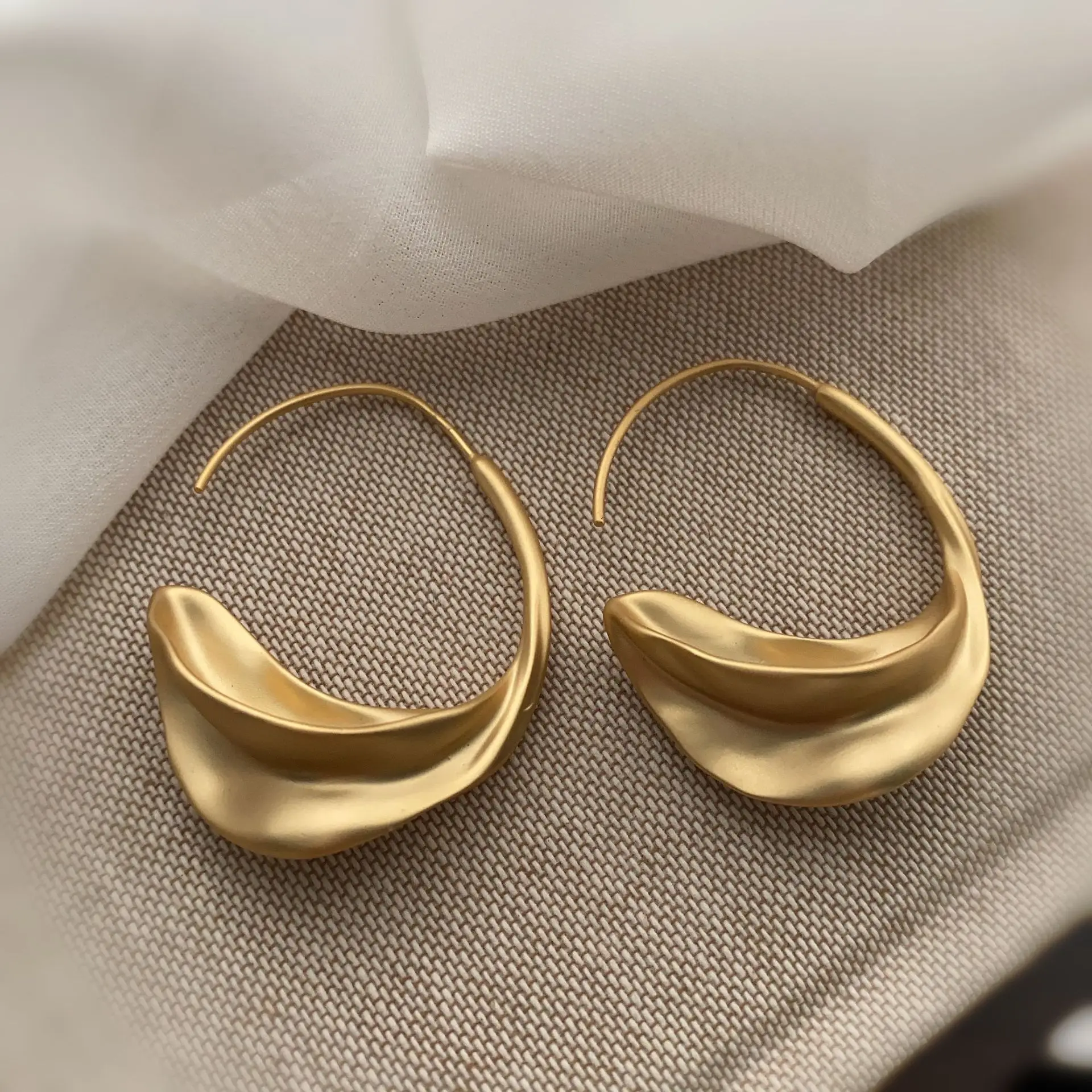 Korean Metal Golden Geometric Hoop Earrings Women's Luxury Jewelry Ear Hooks Alloy Plated Gold 3D Half Arc Shape Ear Accessories