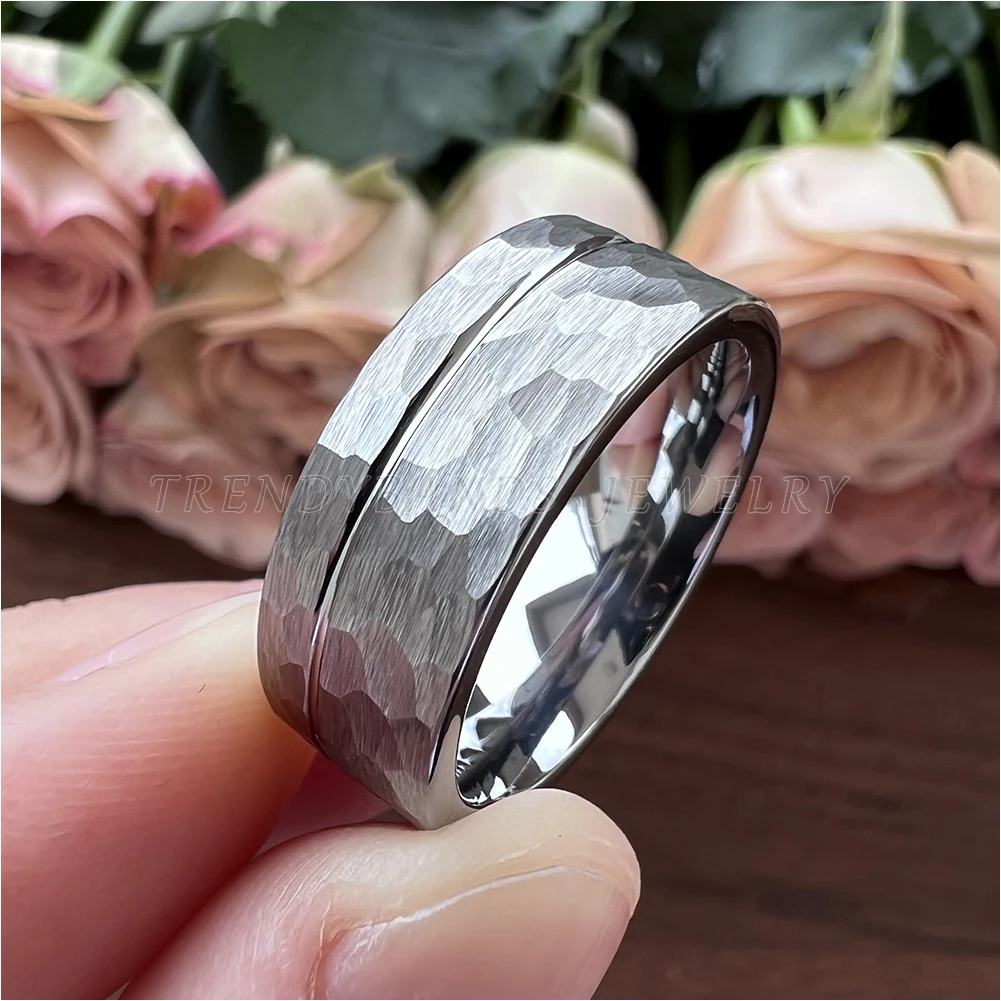 8 mm Eheringe aus Wolframkarbid für Männer und Frauen, Verlobung, Modeschmuck, gehämmerter, versetzter, gerillter, gebürsteter Finish, bequeme Passform – Detail 3
