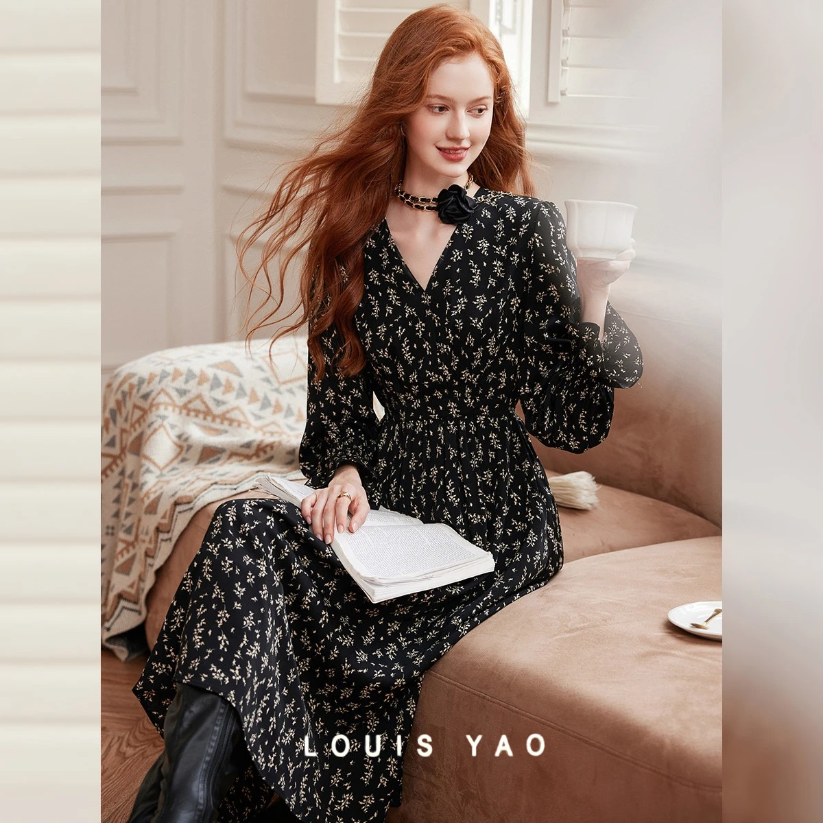 

LOUIS YAO Retro Elegant Printed Floral Dress 2025 Autumn Long Sleeve Dress Non Elastic Slim Fit Hooded V-neck Women's Dress
