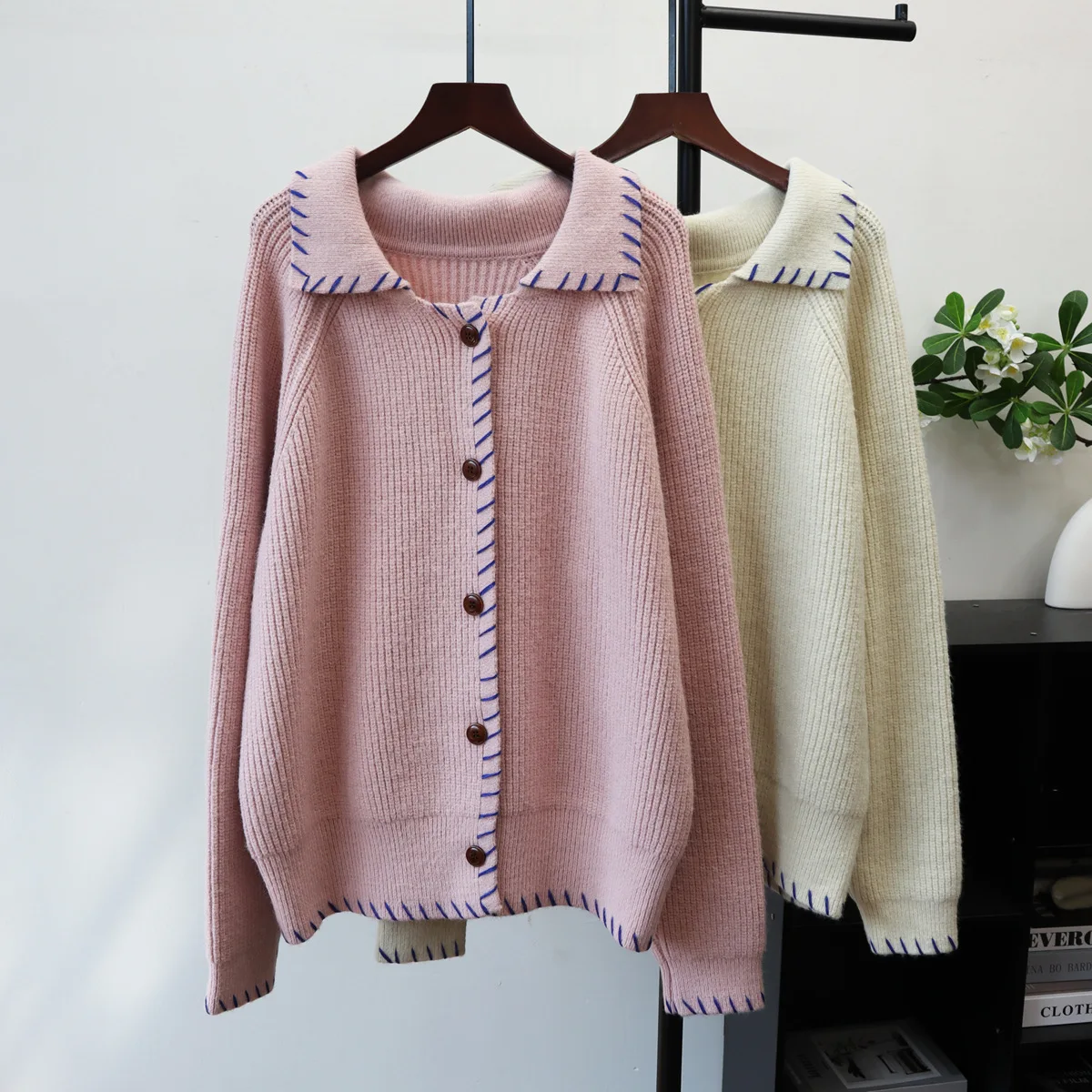 سترة نسائية قصيرة سترة محبوكة سترة صلبة بياقة مقلوبة وأكمام طويلة واحدة الصدر فضفاضة غير رسمية لخريف وشتاء 2025