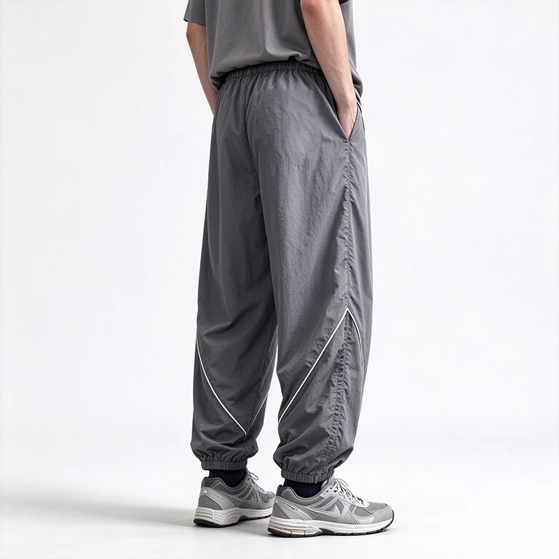 Leichte, schnell trocknende, lockere Nylon-Trainingshose für Herren, Jogginghose mit Kontrastbündchen und elastischem Bund, winddichte Sport- und Freizeithose im Streetwear-Stil. – Detail 10