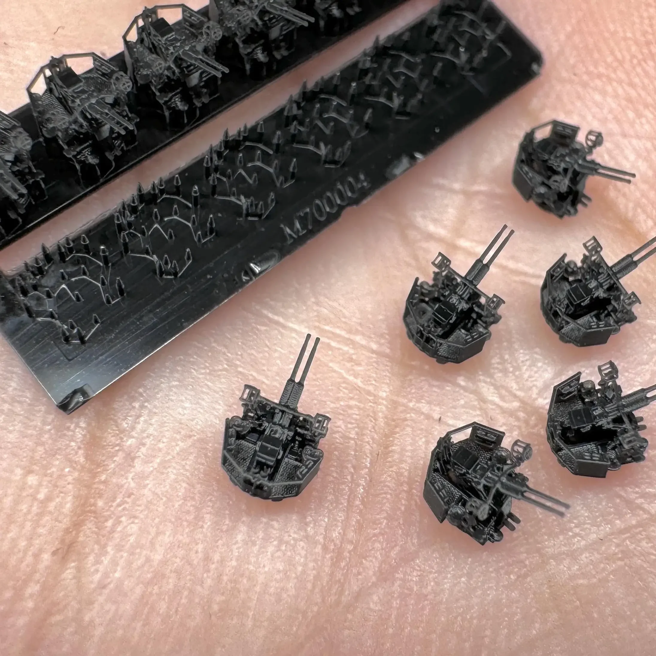 

MUYI MODEL 1/700 M700004 USN BOFORS 40MM DOUBLE MOUNTG GUNS (WITH SHIELD) 3D Print Part