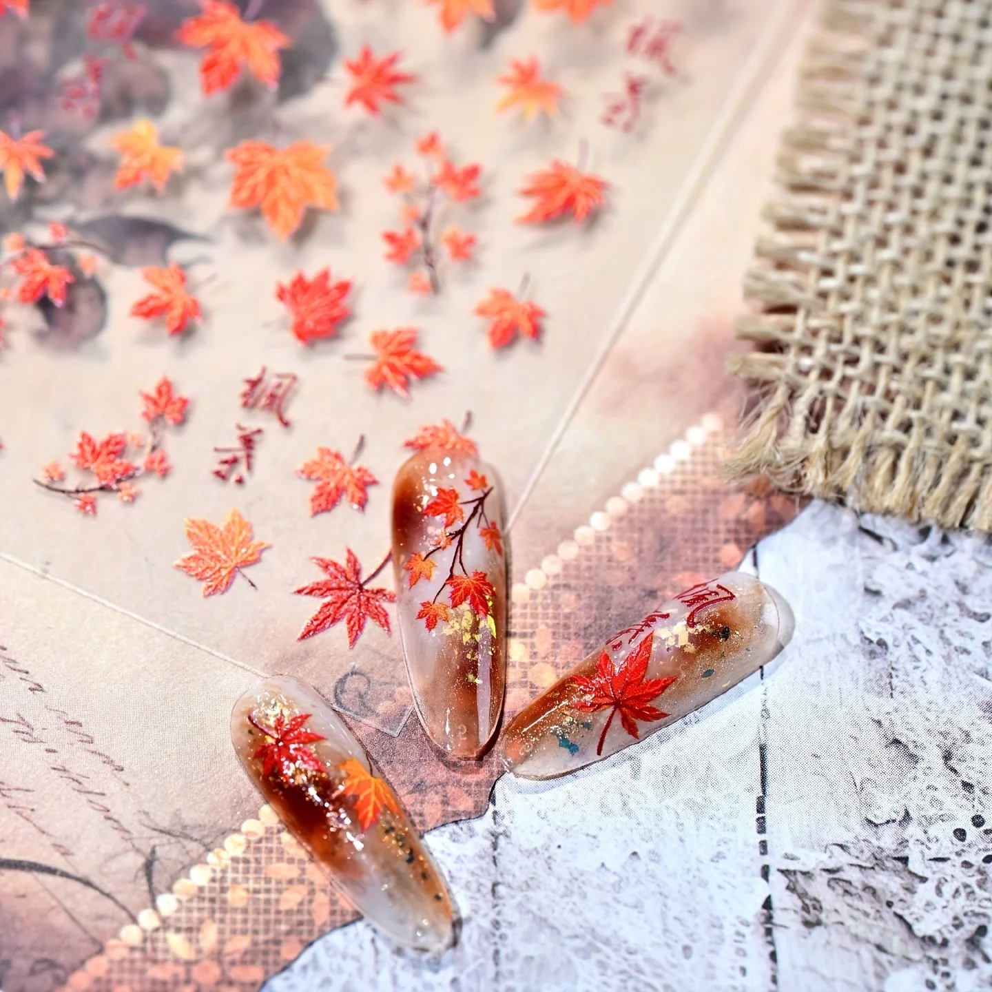 Herbst- und Winter-Nagelaufkleber mit Goldfolien-Ahornblättern - Geprägte, glänzende rote Ahornblätter-Nageldekoration, geeignet für Feiertagspartys. – Detail 6