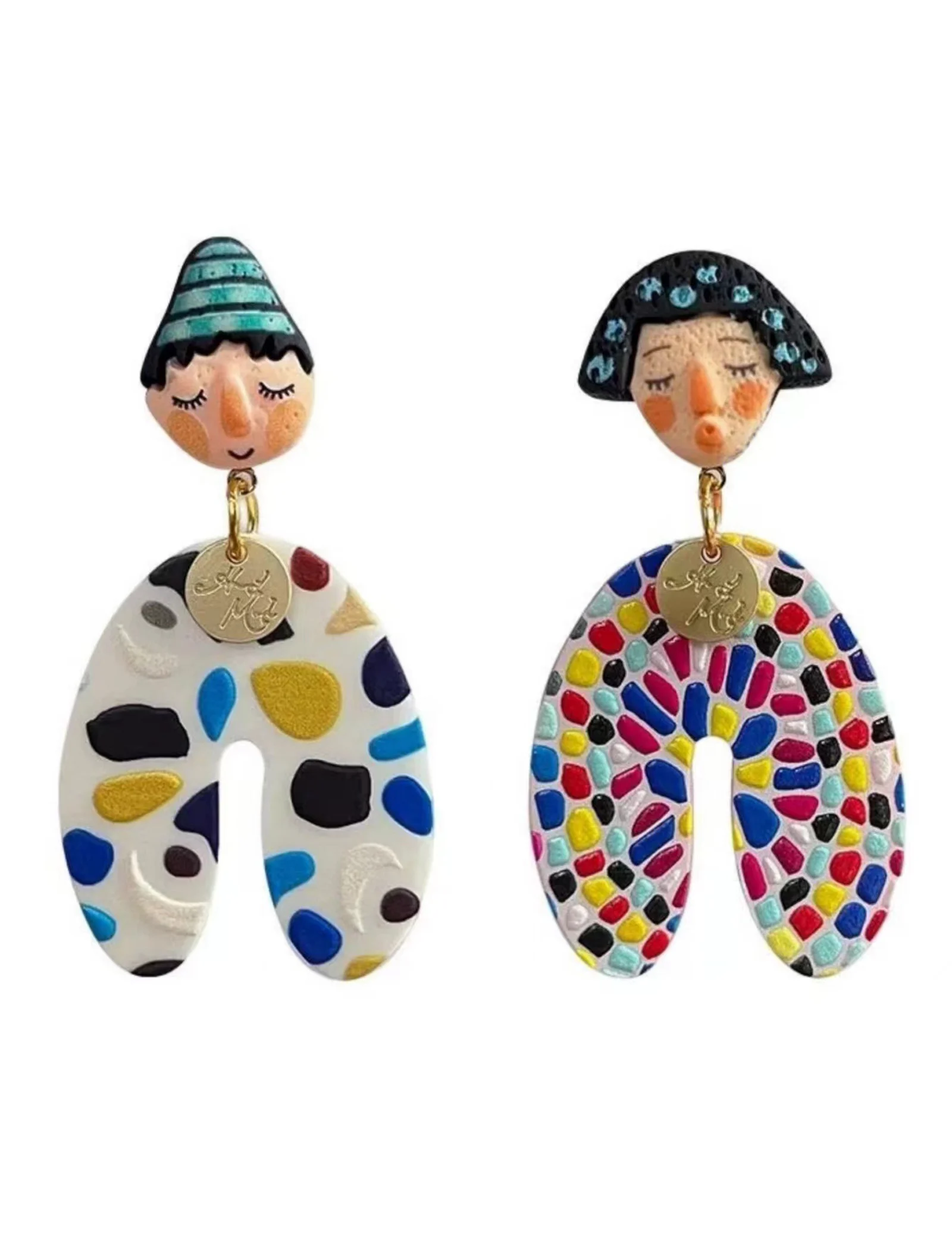 Un par de muñecos indios de estilo étnico personalizados y a la moda con coloridos retratos de dibujos animados de lunares pendientes asimétricos