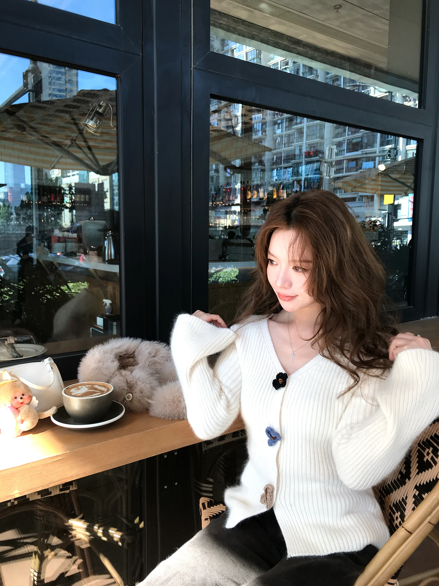 

Вязаный вручную кардиган с длинными рукавами и V-образным вырезом для женщин, зимний дизайн, крупный V-образный вырез, ручная вязка крючком