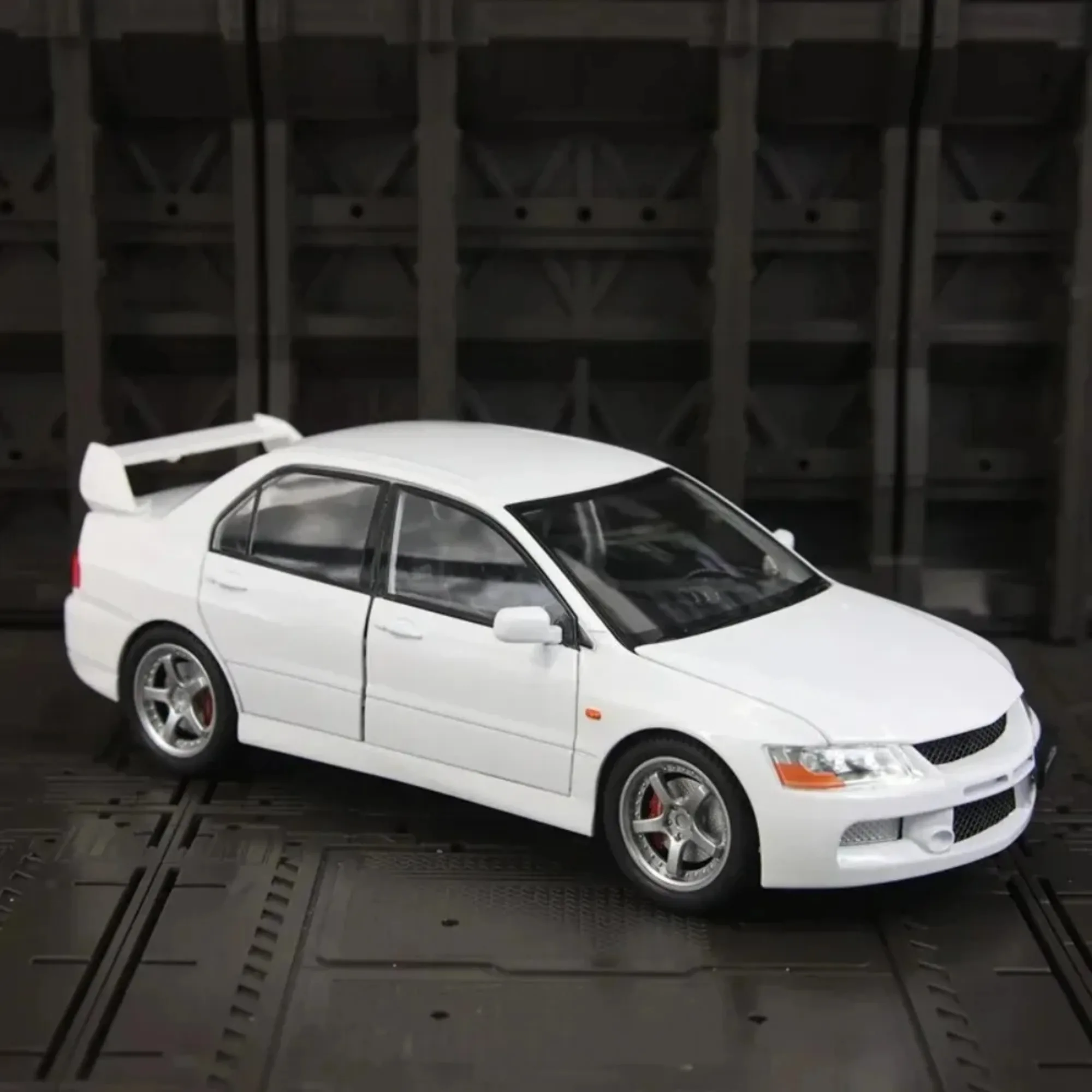 

Масштабная модель автомобиля 1:24 EVO 9-го поколения, спортивный автомобиль, коллекционная литая модель, игрушка-подарок с рулевым управлением и амортизаторами