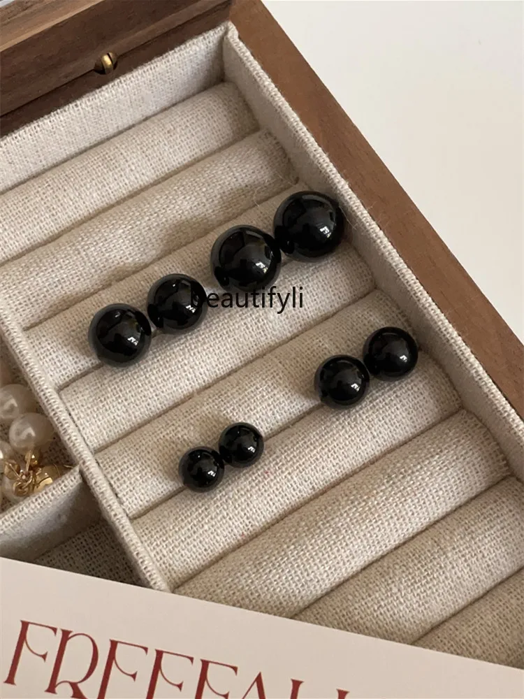 

S925 silver needle black agate stud earrings are small, exquisite, high-end, simple temperament earrings.