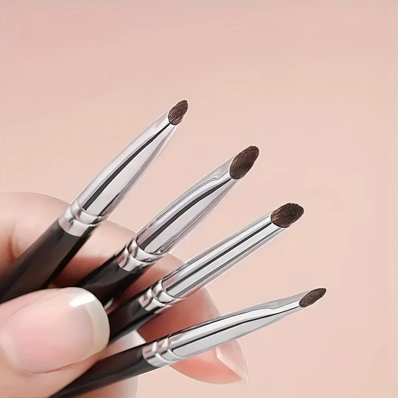 Ein Set inklusive 4 Lidschattenpinseln – ultraweicher Eyelinerpinsel, detailliertes Lidschattenprodukt zum Grumpfen der Augen und einem tragbaren Artikel
