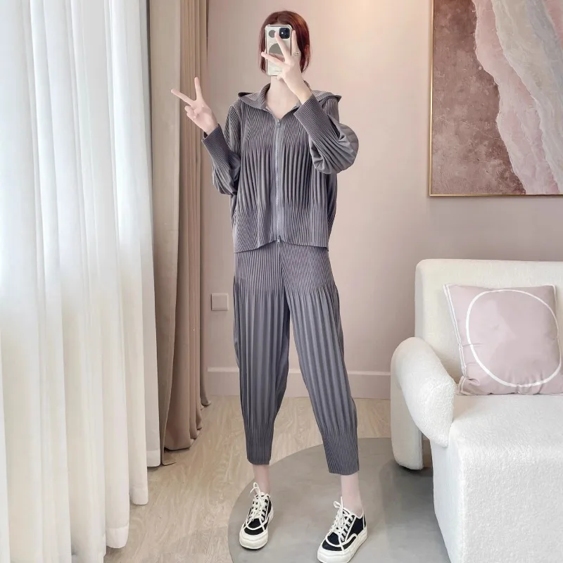 미야케 플리츠 팬츠 슈트 여성 2025 가을 심플 캐주얼 출퇴근 후드 지퍼 스웨터 솔리드 슬림 팬츠 투피스 세트 여성