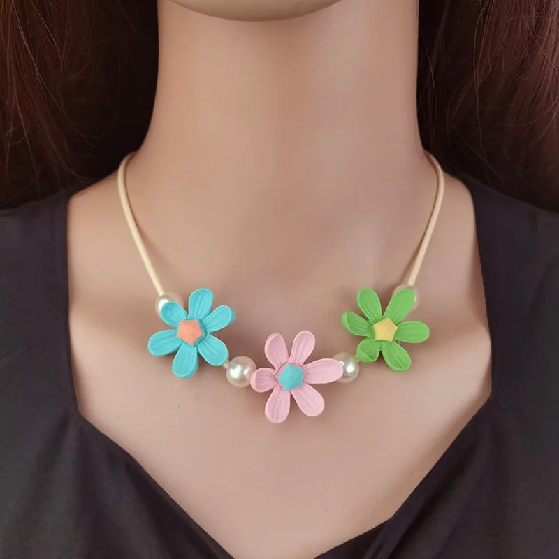 Sweet little fresh flower pendant necklace women's creative versatile contrasting collarbone chain European and American cross-b