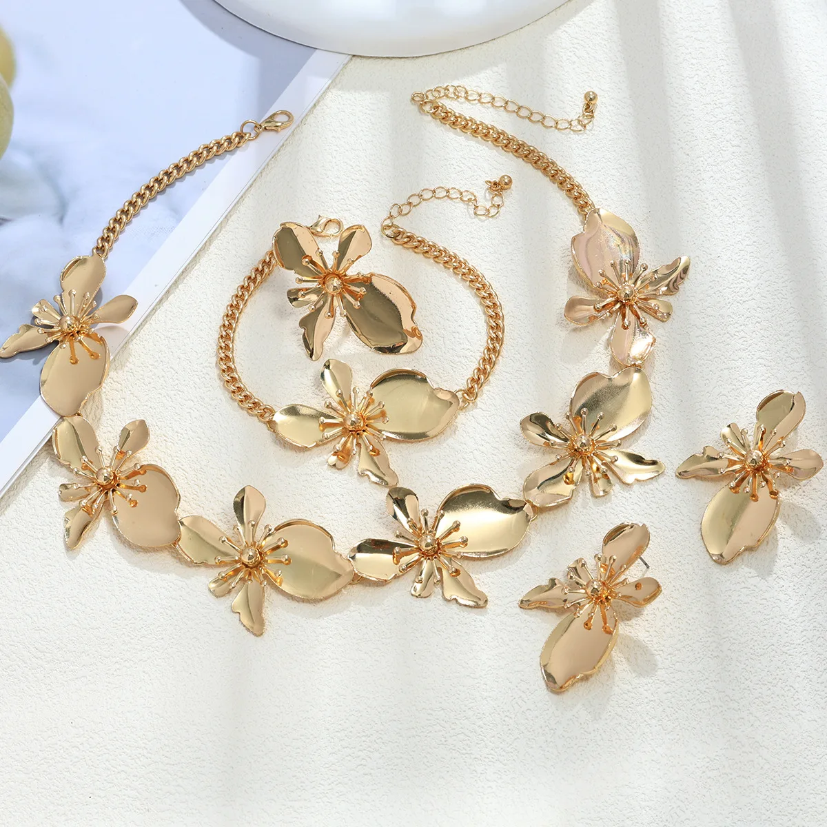 مجموعة مجوهرات زهرة ثلاثية الأبعاد ذهبية عتيقة، مجموعة أقراط وقلادة وسوار وخاتم للنساء، مجموعة مجوهرات عصرية أنيقة مبالغ فيها بالزهور