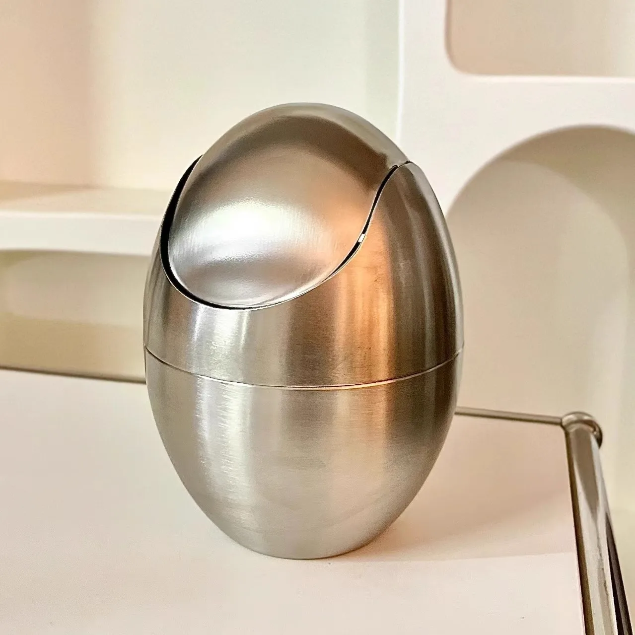 

Набор миниатюрных настольных мусорных баков из нержавеющей стали 304 с матовой отделкой и откидной крышкой, 1,5 л / 0,40 гал, золотистый настольный мусорный бак