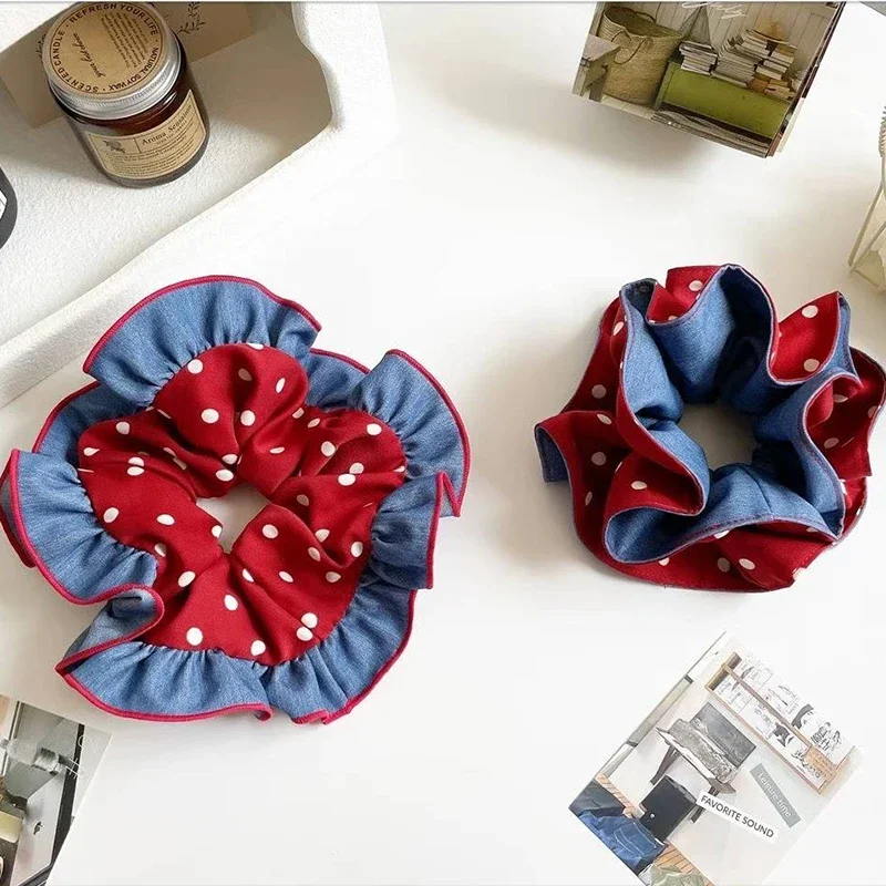 Große Haargummis im französischen Stil mit Punkten, rote Farbe, Rechtschreibung, Denim-Stoff, niedriger Pferdeschwanz, Haarseil, Damen-Haarknoten hinten, großer Haargummi
