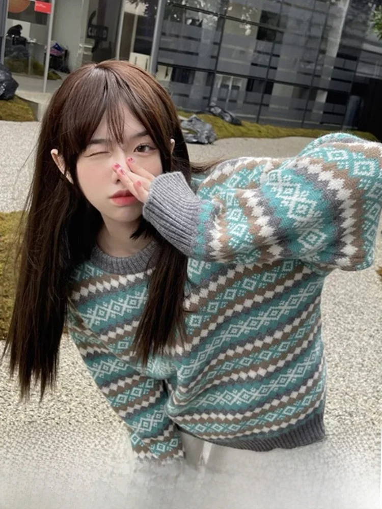 เสื้อสเวตเตอร์ลายทางสไตล์ญี่ปุ่นย้อนยุคใหม่ ปี 2025 สำหรับผู้หญิง ฤดูใบไม้ร่วง ฤดูหนาว สไตล์ลำลอง หรูหรา ถักนิตติ้ง ทรงหลวม คอกลม แขนยาว