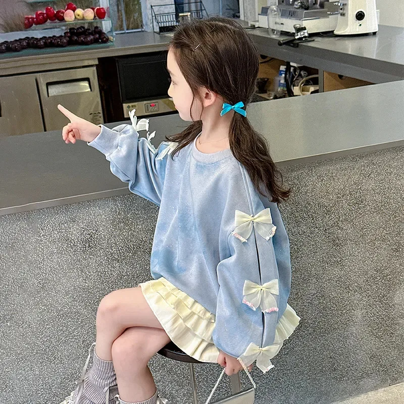 بلوزة بناتي للربيع والخريف بأكمام طويلة ورقبة دائرية جديدة بلون سادة مع فيونكة من الدانتيل ملابس أطفال عصرية وجميلة