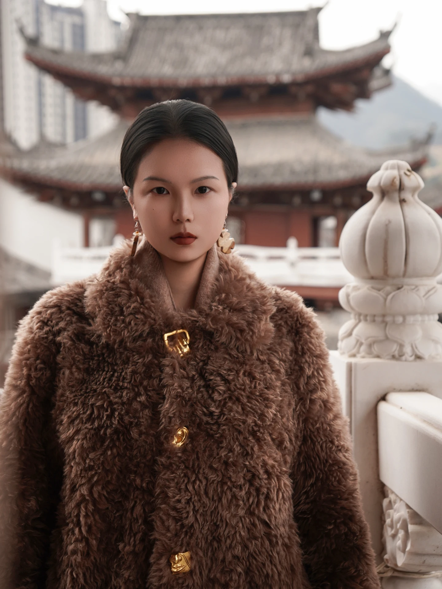 

Коричневое экологичное пальто из искусственного меха: теплое, уютное, дышащее, легко чистится – идеально для осени и зимы