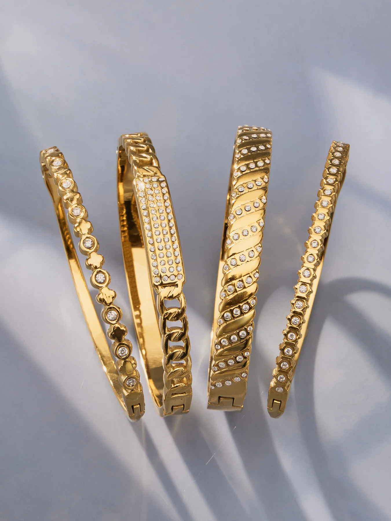 Zierliche CZ Kubikzirkonia Armreifen Edelstahl-Armreifen für Frauen 18k Vergoldete Armreifen mit Mehrfach-Zirkon-Einlage – Detail 10