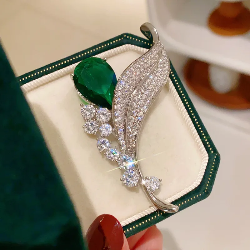 CC Brooches Imitation Emerald Leaf Shape Shining Zirconia Temperament Sweater Pins Luxury Corsage High-end Badges Jewelry B26