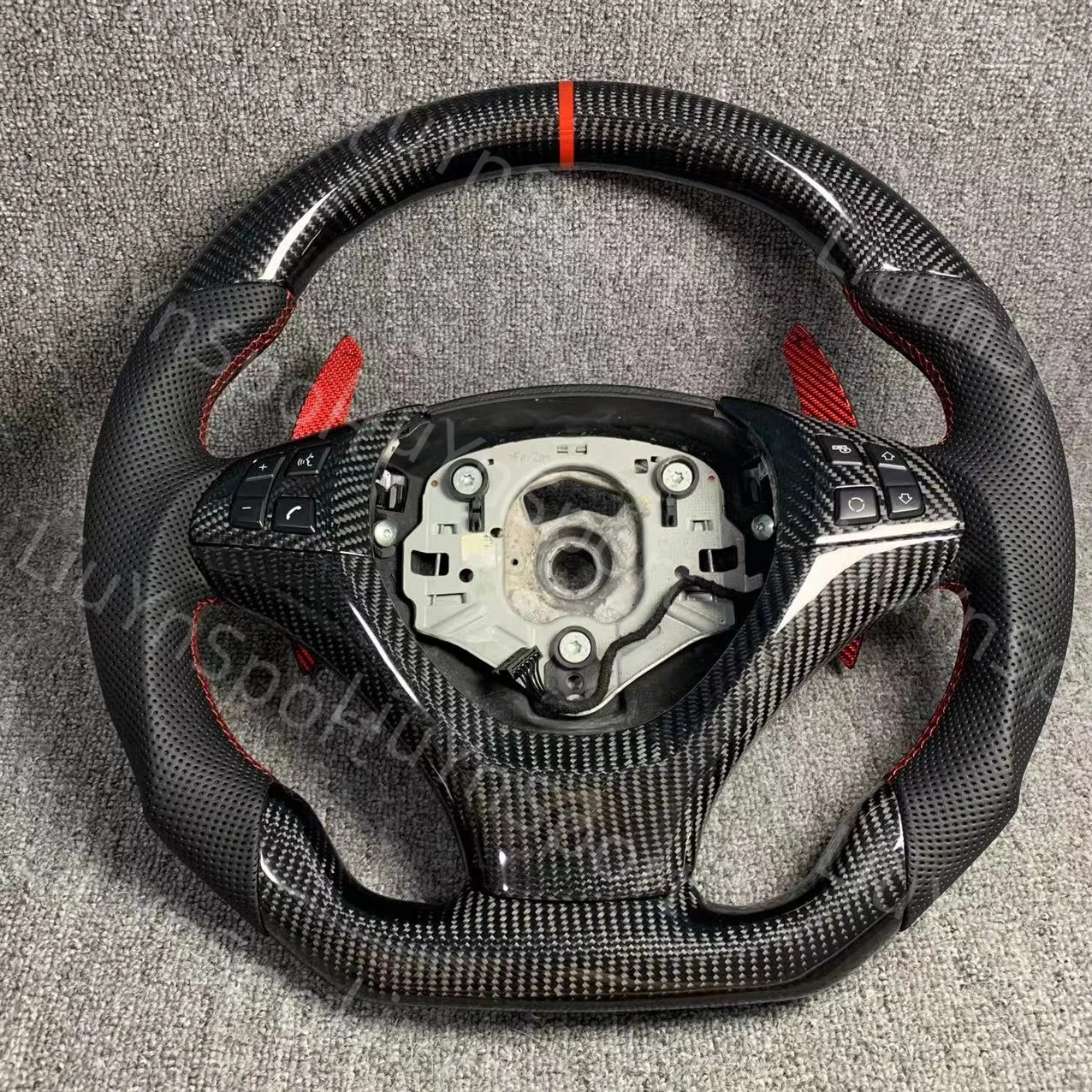 

Черный кожаный руль из углеродного волокна с плоской подошвой и красными переключателями для BMW X5 m X6 E70 E71 E72 2009-2013