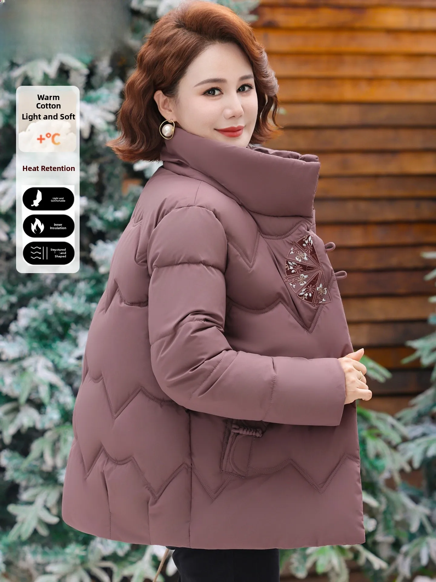 

Новая китайская утепленная хлопковая куртка для женщин старше 50 лет, зимнее пальто с вышивкой, модное и теплое, для среднего и старшего возраста.