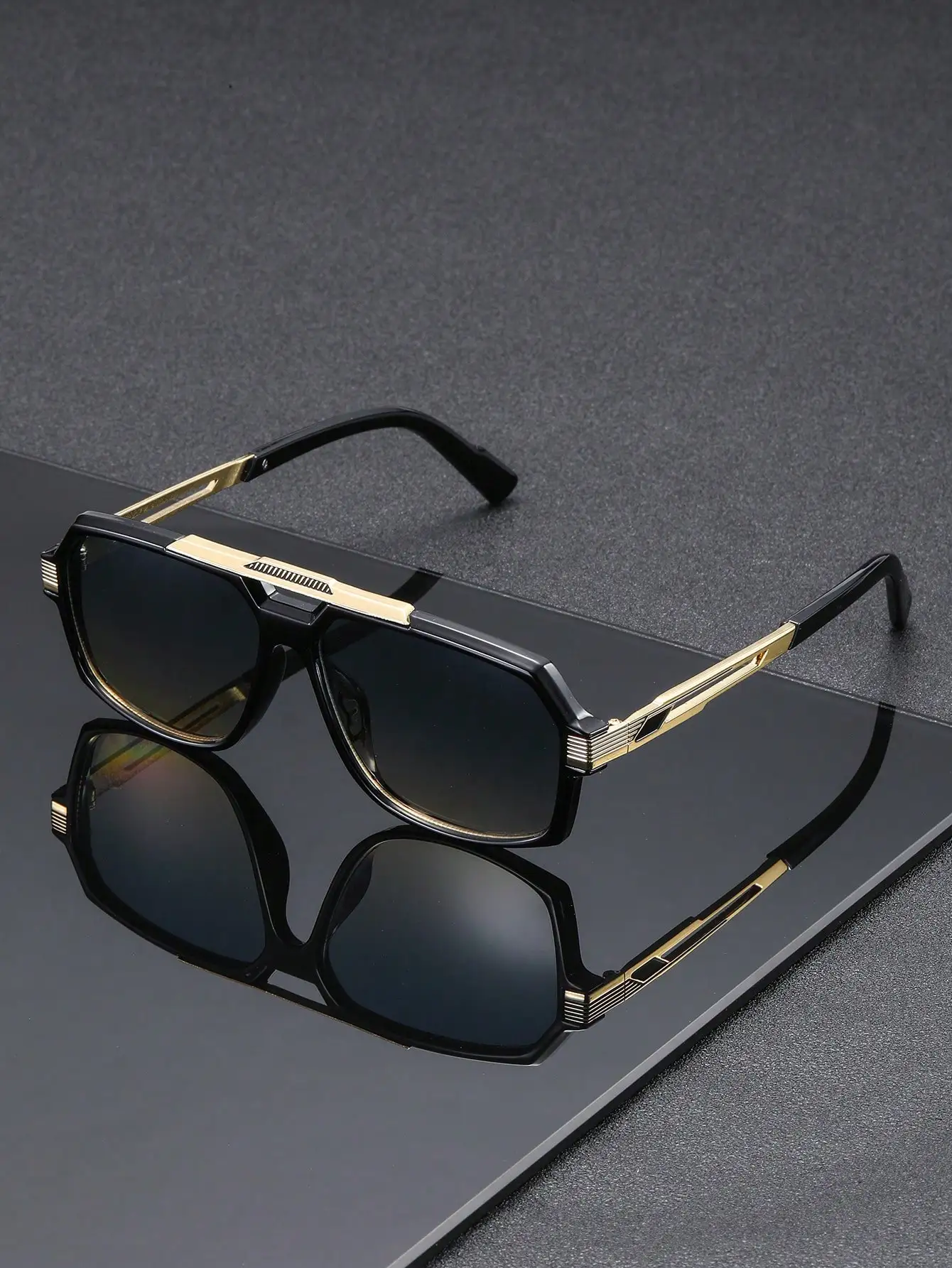 زوج واحد من نظارات شمسية رجالية بإطار شفاف رمادي اللون على الطراز الأوروبي والأمريكي بتصميم عصري ذو شعاعين وحواف مقطوعة من المعدن الكلاسيكي