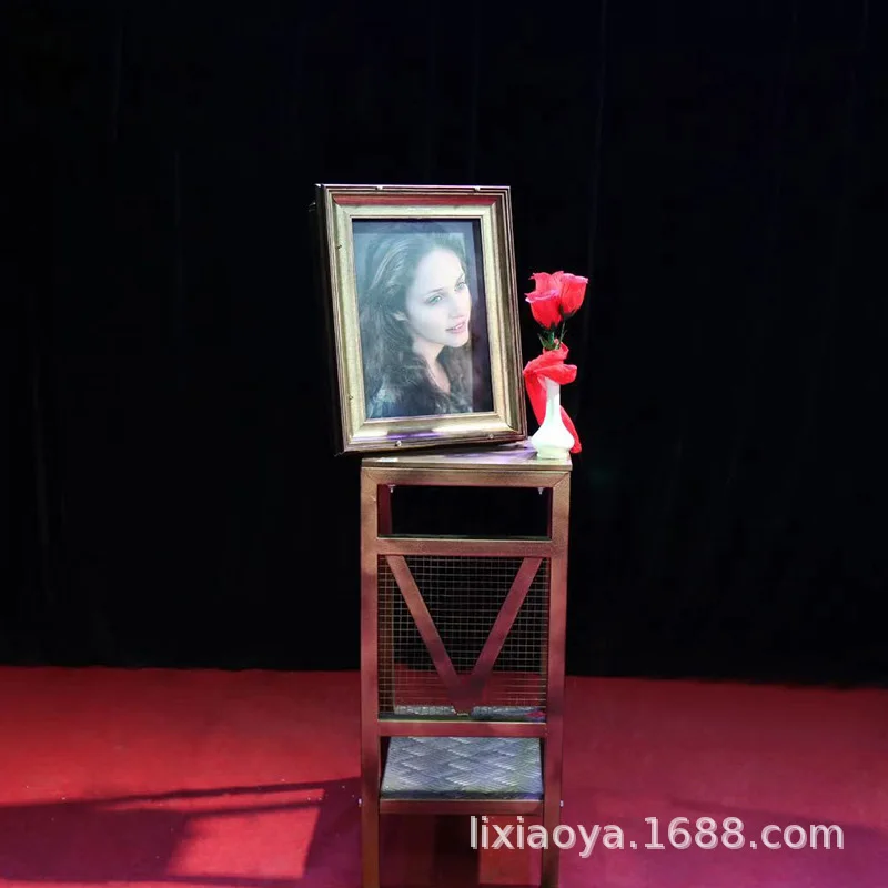 Portrait To Newspaper Magic Tricks The picture frame changes into a portrait Professional Magician Stage Illusion Gimmick Props