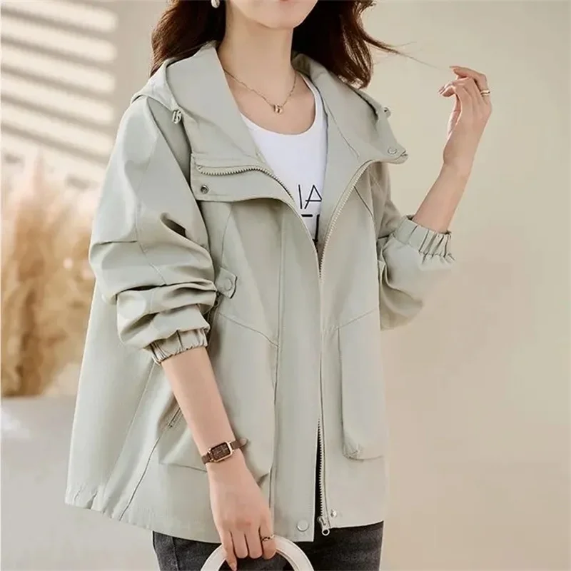 Giacca corta e piccola da donna 2025 Primavera Autunno Moda Nuova giacca casual allentata Top Temperamento Trench con cappuccio Tinta unita