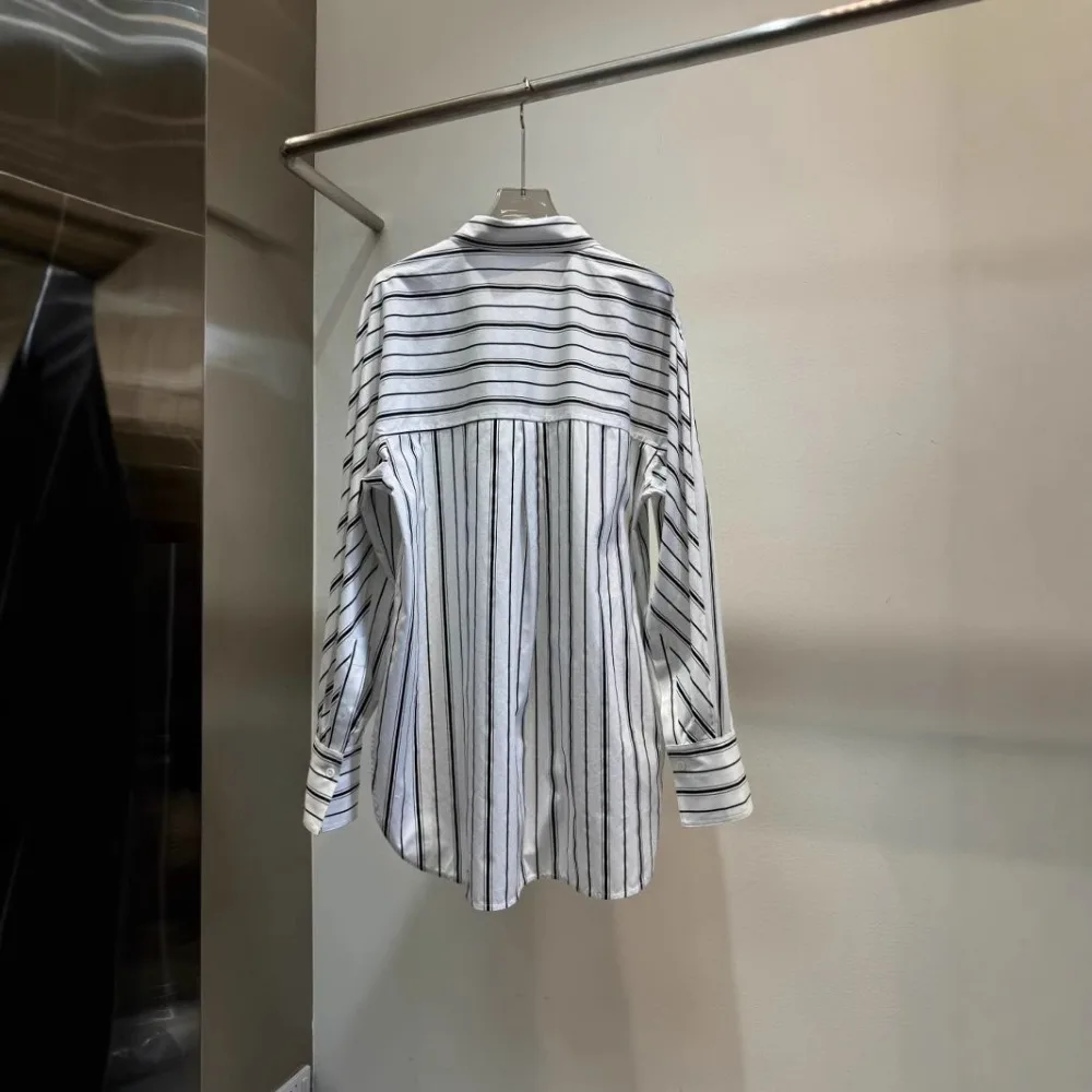 เสื้อเชิ้ตลายทางแนวตั้งทรงหลวมและอเนกประสงค์สำหรับฤดูใบไม้ผลิและฤดูร้อน เสื้อเชิ้ตปกยาวแขนยาวความยาวปานกลาง