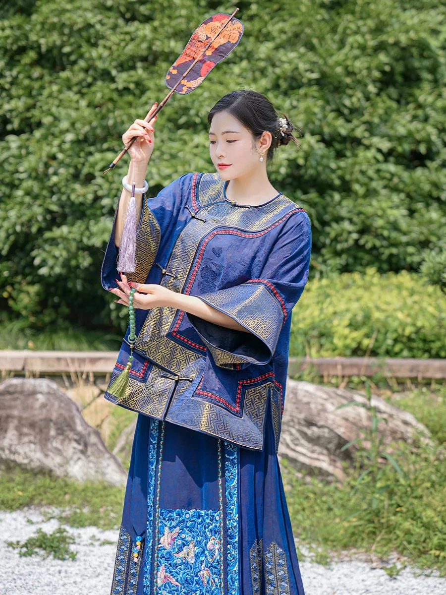 

Blue Silk Tang Suit with Button Design Museum Reproduction 00 Silk Xiangyun Fabric Chinese Sle Women's Top