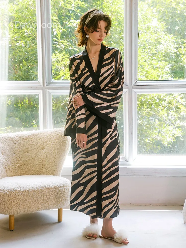 ثوب نوم حريري من الساتان مطبوع عليه حمار وحشي راقي للنساء طويل بدون حمالات نمط مريح فضفاض مناسب للتخسيس تأثير رداء صباحي رداء حمام