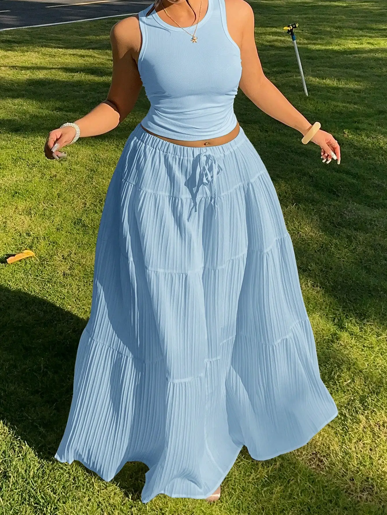 

Светло-голубой комплект из топа с круглым вырезом и многоярусной плиссированной юбки макси